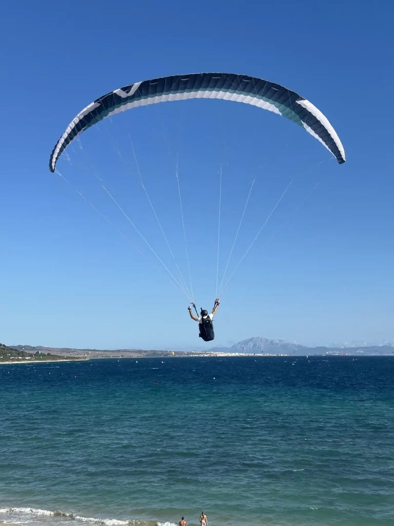 Parapente dans un ciel bleu au-dessus de la mer